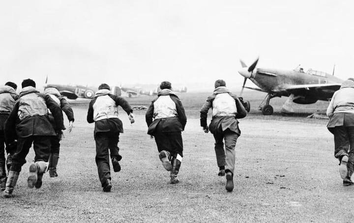 Caças Spitfire e Hurricane interceptando bombardeiros alemães durante o Battle of Britain Day em 15 de setembro de 1940.
