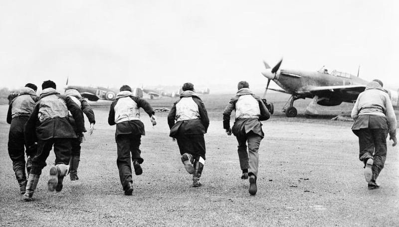 Caças Spitfire e Hurricane interceptando bombardeiros alemães durante o Battle of Britain Day em 15 de setembro de 1940.