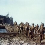 Desembarque aliado em Salerno em 9 de setembro de 1943 durante a Segunda Guerra Mundial, com tropas, navios e veículos militares avançando na costa italiana.