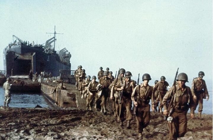 Desembarque aliado em Salerno em 9 de setembro de 1943 durante a Segunda Guerra Mundial, com tropas, navios e veículos militares avançando na costa italiana.