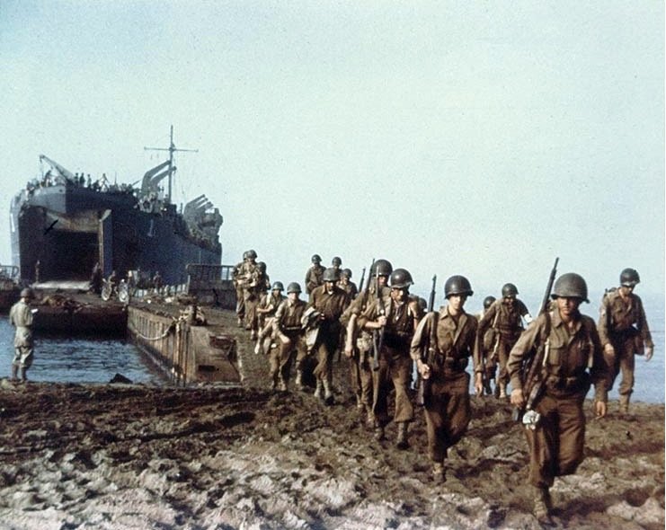 Desembarque aliado em Salerno em 9 de setembro de 1943 durante a Segunda Guerra Mundial, com tropas, navios e veículos militares avançando na costa italiana.